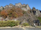 中之岳神社前の駐車場より妙義山を望む